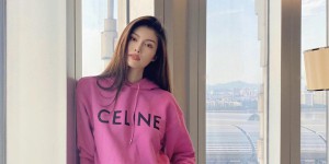 Rainie Yang posts private photos from her husband’s perspective (idol Lisa’s rose red sweatshirt shows off her vitality)