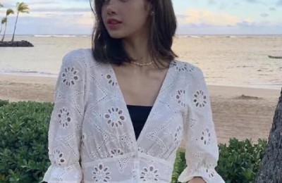 Lisa is really a Barbie on earth (she wears a short sweater to show off her 51cm waist, which makes me so envious)