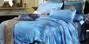 What color is the bed sheet and quilt cover good-looking