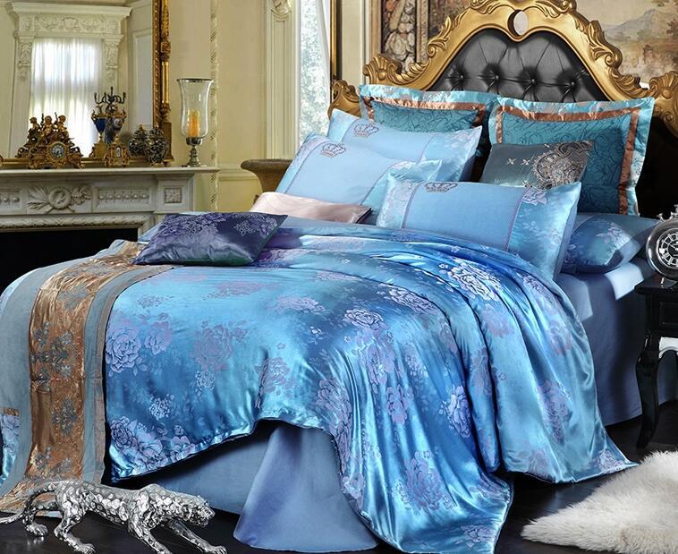 What color is the bed sheet and quilt cover good-looking